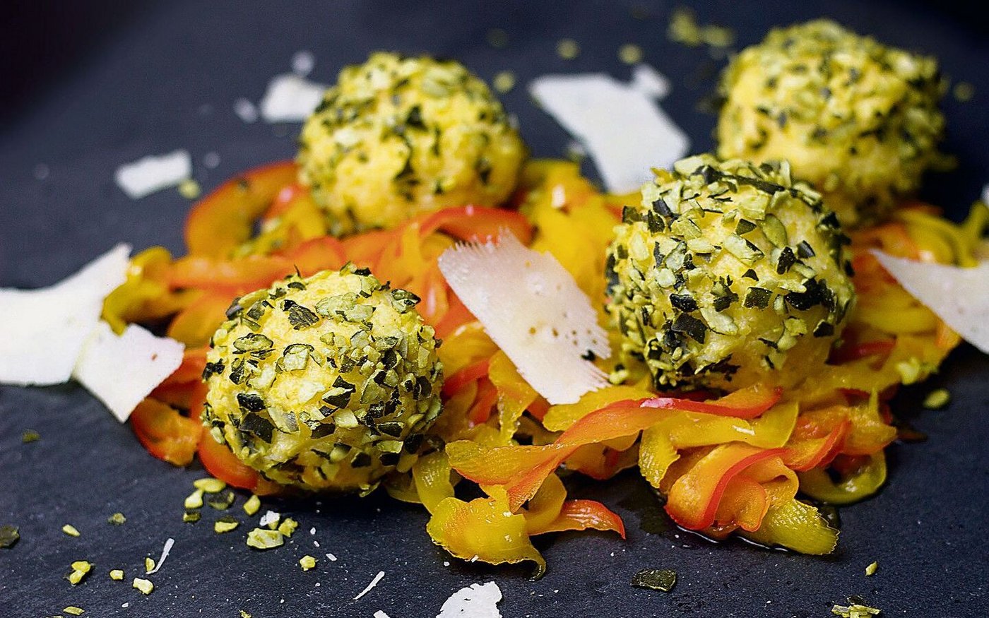 Saisongerecht und sättigend: Polenta-Bällchen mit Gemüse. Je nach Jahreszeit können die Zutaten variiert werden.