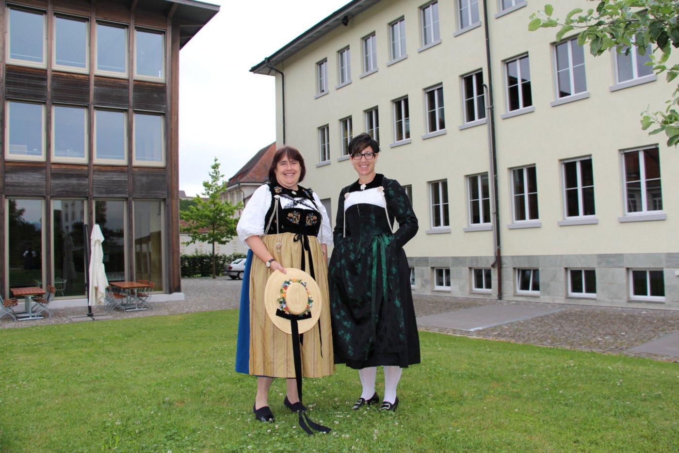 Tag der Tracht auch beim Schweizer Bauernverband: Mirjam Hofstetter Kommunikation und Doris Schmid Finanzen vom Schweizer Bauernverband. (Bild zVg)