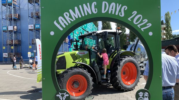 Besonders beliebt bei den Kindern an den Farming Days: Begleitete Testfahrten mit dem grossen Claas-Traktor. (Bild: Josef Scherer)