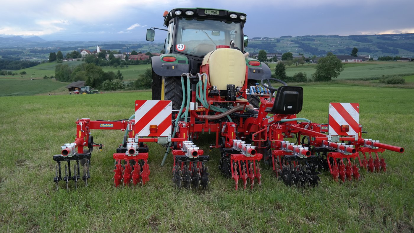 Das Maishackgerät am Traktor. 