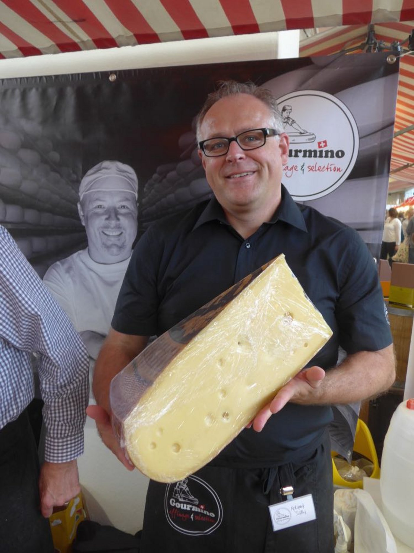 Geschäftsführer Roland Sahli von der Käsehandelsfirma Gourmino mit einem Stück Gotthel-Emmentaler. (Adrian Krebs)