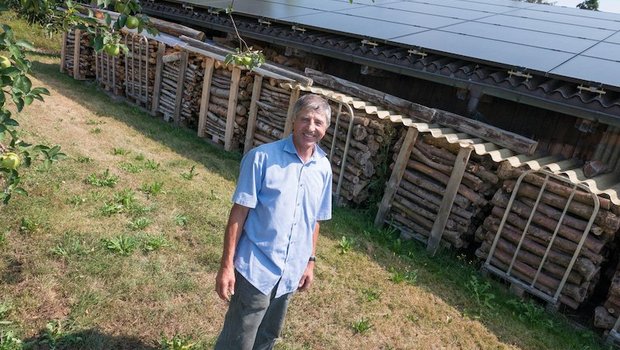 Obstbauer Urs Grunder spart dank der Solaranlage jährlich 10'000 Franken Stromkosten ein. (Bilder David Eppenberger)