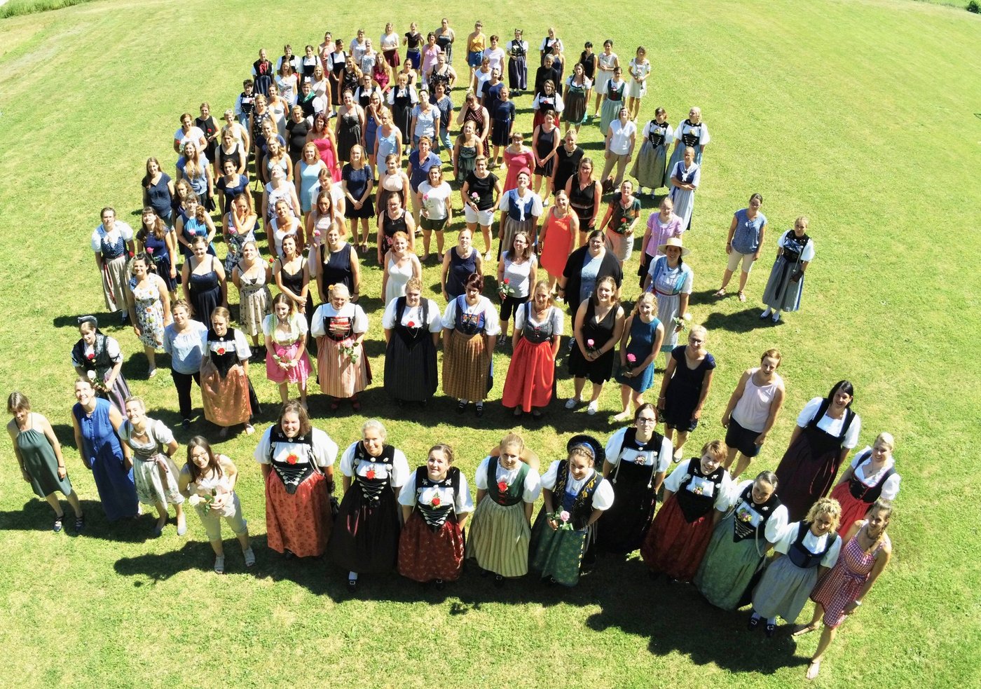 Es ist gar nicht so einfach, so viele frisch gebackene Bäuerin mit Fachausweis auf ein Bild zu bringen. (Bild Alice Sager)