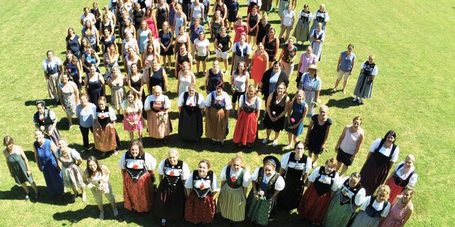 Es ist gar nicht so einfach, so viele frisch gebackene Bäuerin mit Fachausweis auf ein Bild zu bringen. (Bild Alice Sager)