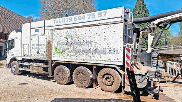 Der Saugbagger von Adrian Probst im Einsatz. Er hat ein Fassungsvermögen von 10 m3. Nach einem solchen Einsatz, verbunden mit Gülletransport, ist eine Komplettreinigung nötig. 