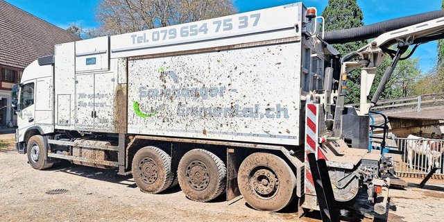 Der Saugbagger von Adrian Probst im Einsatz. Er hat ein Fassungsvermögen von 10 m3. Nach einem solchen Einsatz, verbunden mit Gülletransport, ist eine Komplettreinigung nötig.  