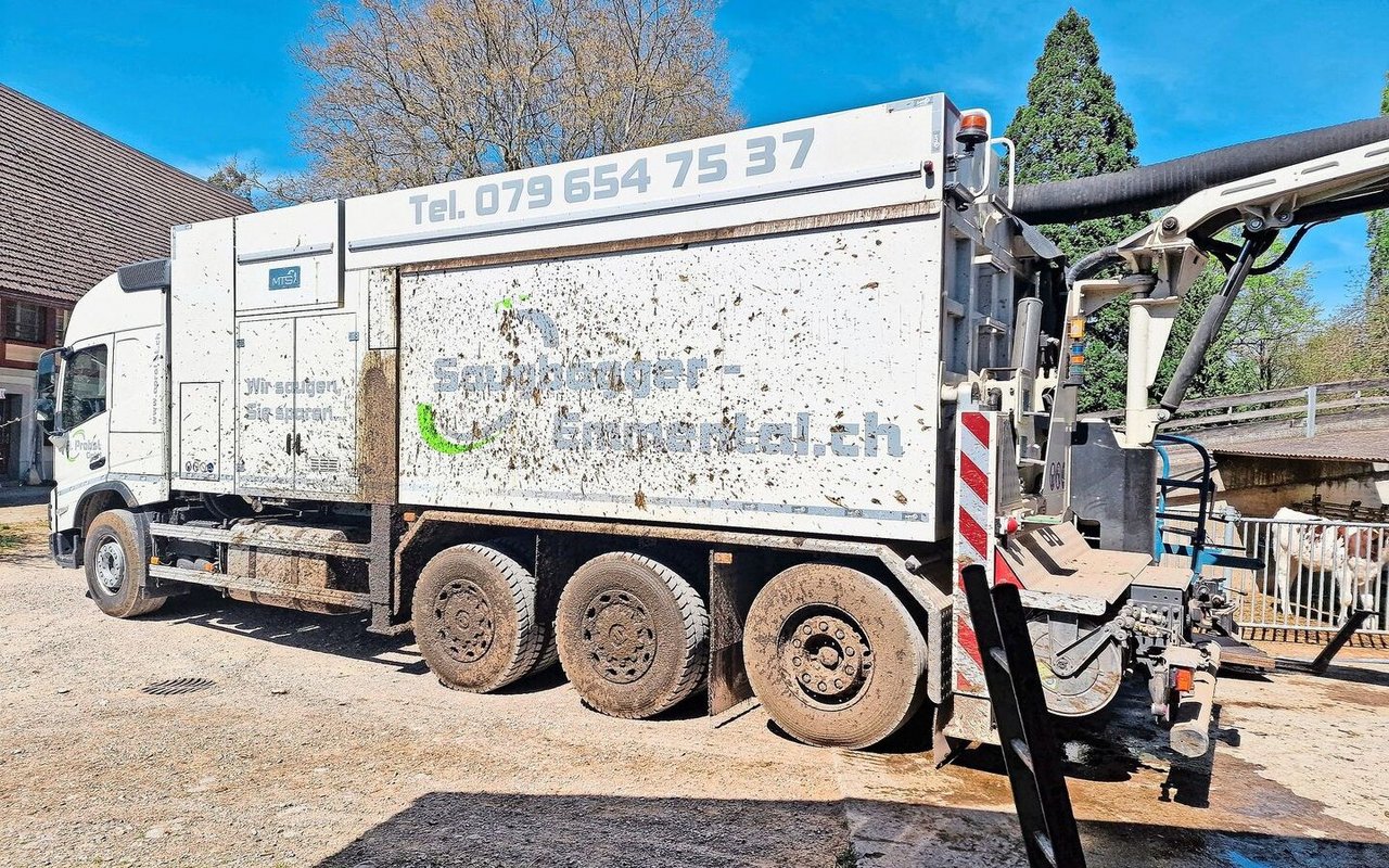 Der Saugbagger von Adrian Probst im Einsatz. Er hat ein Fassungsvermögen von 10 m3. Nach einem solchen Einsatz, verbunden mit Gülletransport, ist eine Komplettreinigung nötig. 