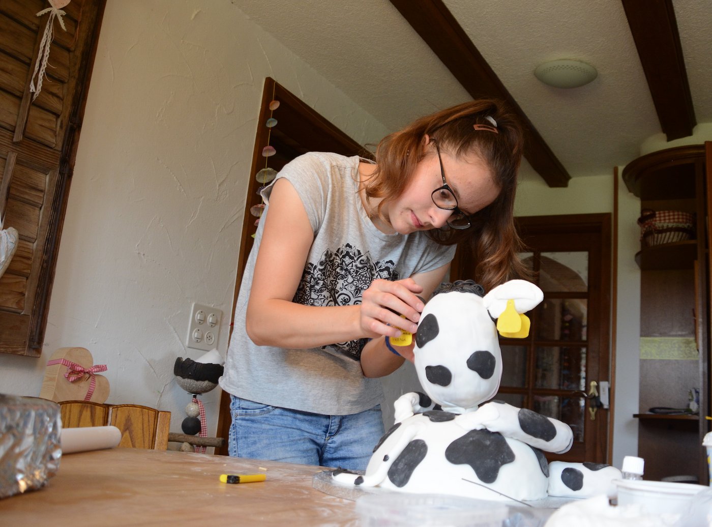 Erika Stocker befestigt sorgfältig die letzten Einzelteile, wie hier die Ohren - mitsamt Ohrmarke.