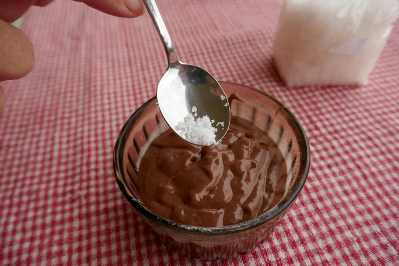 Ein wenig Fleur de Sel über die Schokoladen-Küchlein-Masse vor dem Backen. Die Geschmacksexplosion ist garantiert. (Bild Monika Neidhart)