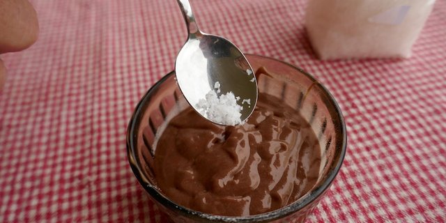 Ein wenig Fleur de Sel über die Schokoladen-Küchlein-Masse vor dem Backen. Die Geschmacksexplosion ist garantiert. (Bild Monika Neidhart)