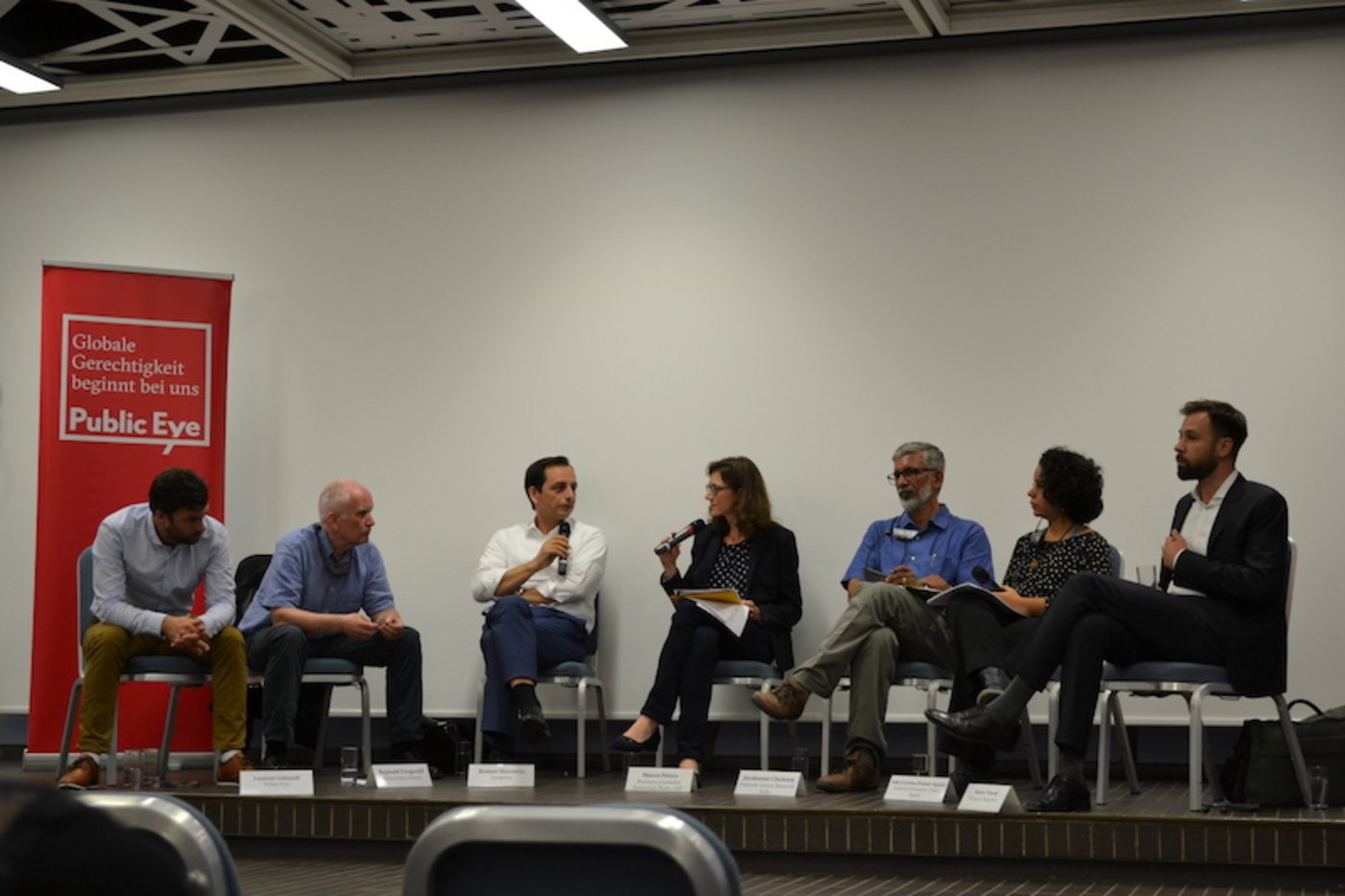 V. l. n. r.: Laurent Gaberell, Experte für Landwirtschaft und Biodiversität bei Public Eye, Reginald Fitzgerald, Departement für Pharmazeutische Wissenschaften der Universität Basel, Roman Mazzotta, Syngenta Länderpräsident Schweiz, Moderatorin Maren Peters, Wirtschaftsjournalistin, Schweizer Radio SRF, Jayakumar Chelaton, Direktor “Pesticide Action Network India“, Ada Cristina Pontes Aguiar, medizinische Forscherin, Federal University Ceará, Brasilien, Baskut Tuncak, UNO-Sonderberichterstatter.