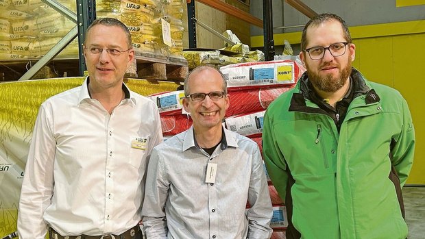 UFA-Samen-Geschäftsf UFA-Samen-Geschäftsführer Jürg Jost mit Jürg Hiltbrunner von Agroscope und dem Westschweizer Verkaufsleiter Lukas Aebi.