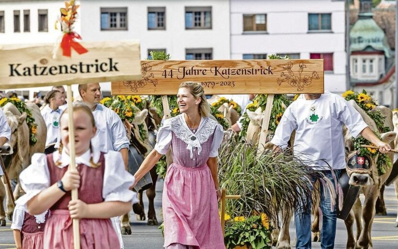 Die Sonne strahlte, das Vieh glänzte, die Bauern lachten und die Zuschauer staunten an der grossen Alpabfahrt in Einsiedeln.