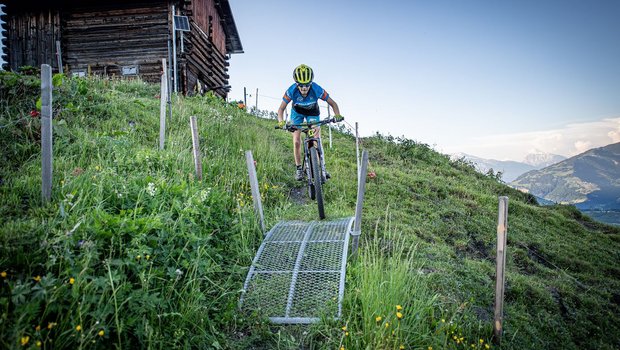 Die Metallrampen werden oftmals zusätzlich mit Kippstangen gesichert. (Bild ferien-obersaxen.ch)