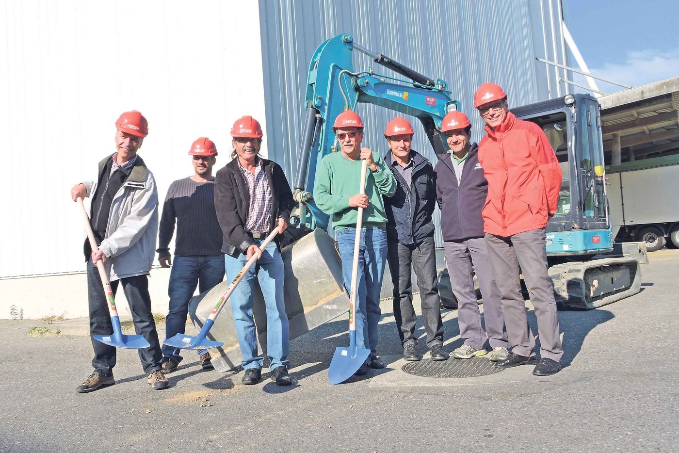 Symbolischer Spatenstich für den Silobau (v. l. n. r.): Lukas Lehmann, Ivo Hayoz, Hubert Julmy, Ingenieur, Robert Zbinden, Projektleiter, Beat Siegenthaler, Hans Schneider und Markus Götti, Wirtech AG. (Bild Josef Jungo)
