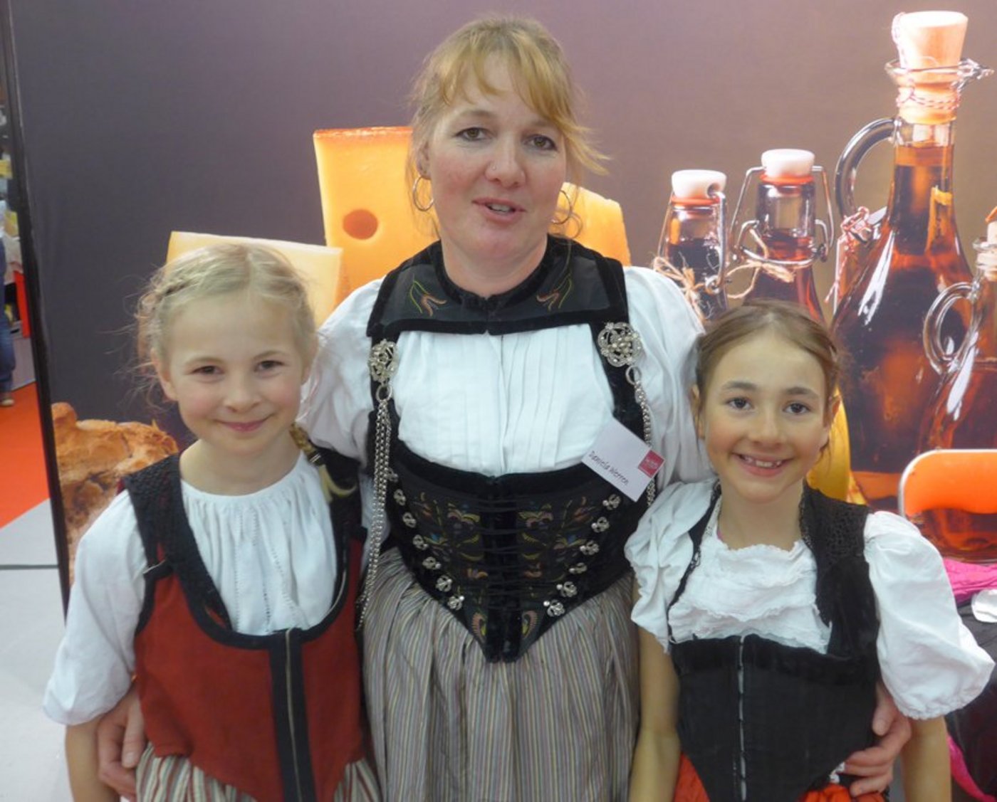 Daniela Werren und ihre Töchter Mia und Loni präsentierten in Bern chüschtigen Alpkäse aller Altersstufen. (Bild akr)