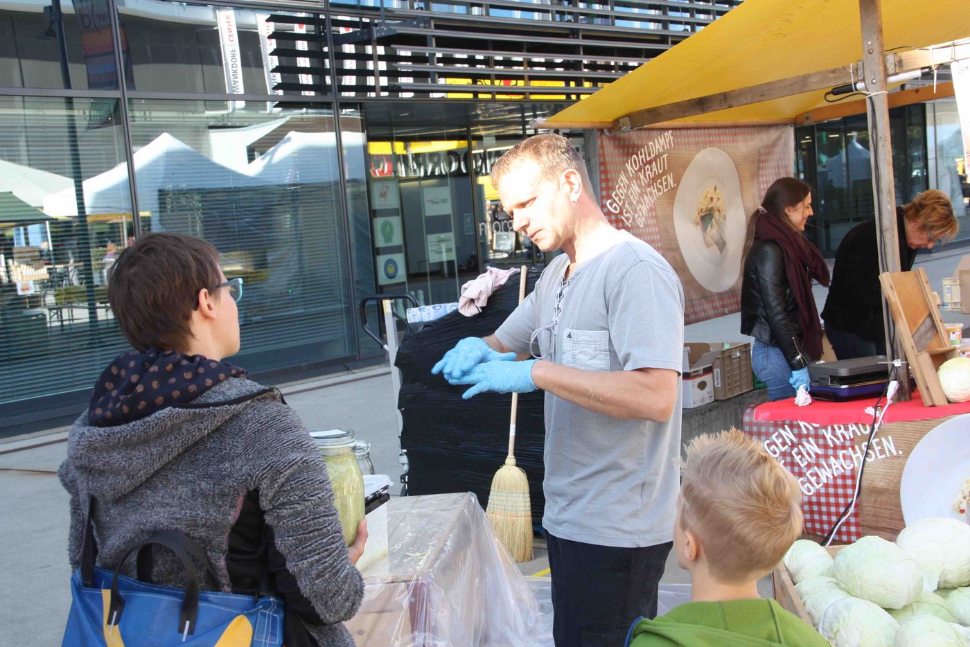 Eine Konsumentin lässt sich in die Geheimnisse der Sauerkrautproduktion einweihen. 
