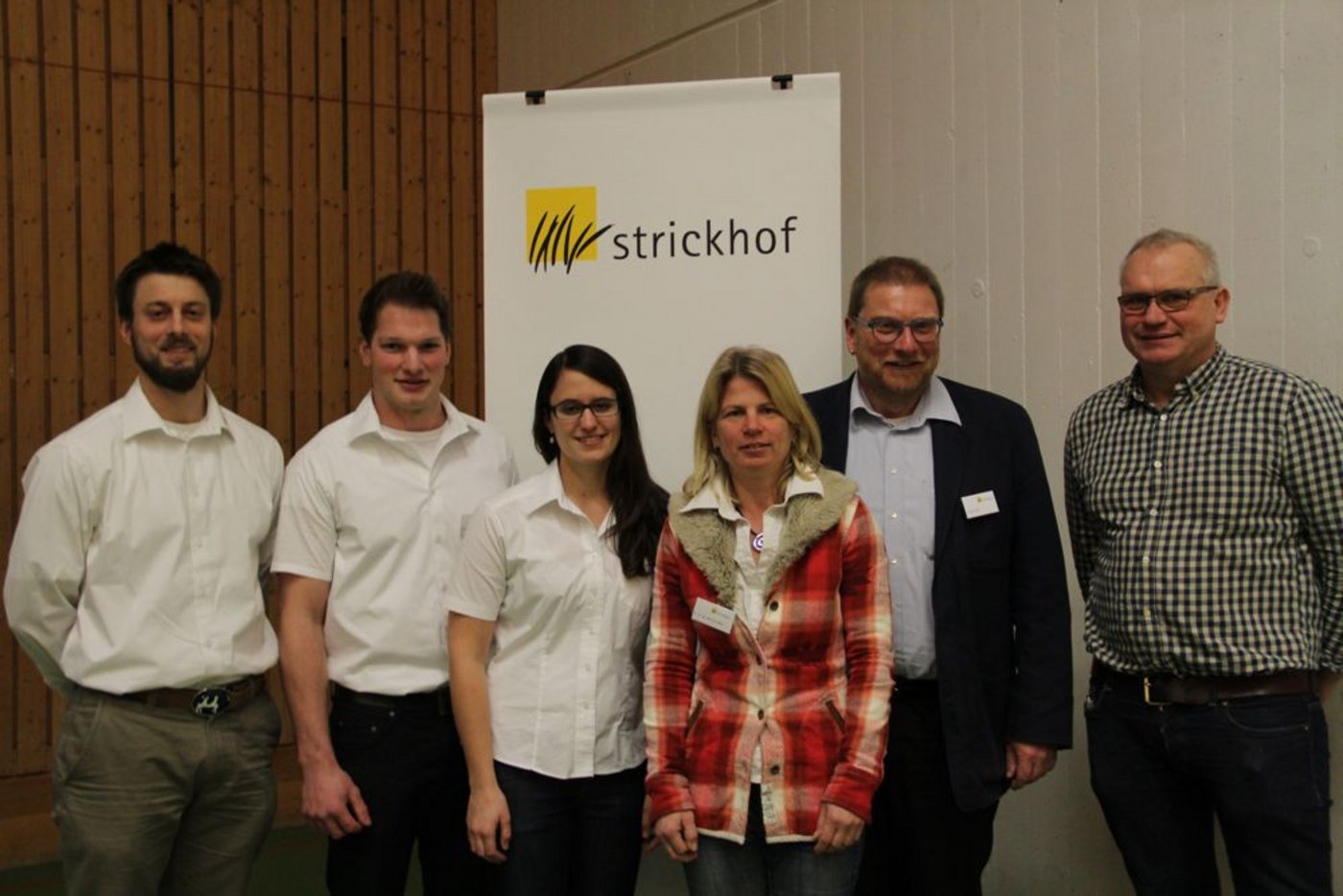 Sie haben den Strickhof-Milch-Tag geprägt (v.l.n.r.): Lukas Rediger, Philip Reichmuth, Tagungsmoderatorin Durana Caduff, Martina Jakob, Roger Bolt und Josef Schelbert. (Bild Christian Weber)