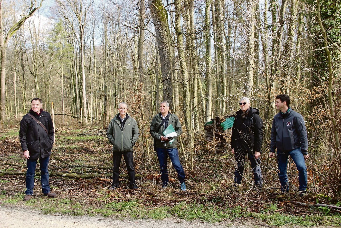 Sie führten den Anlass durch: Kaspar Sutter, Regierungsrat BS, Thomas Weber, Regierungsrat BL, Ueli Meier, Leiter Amt für Wald beider Basel, Markus Lack, Revierförster Vorderes Leimental, und Thomas Jundt, Waldchef Bürgergemeinde Binningen. (Bilder Ruth Steffen)