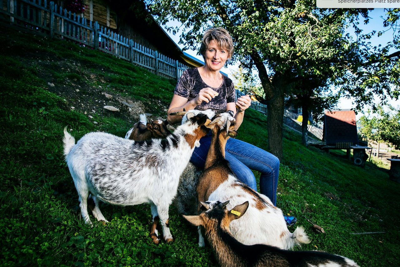 Landfrauenküche 2019 - Marlies Bärtschi Foto-Shooting mit Ihren Ziegen (Bild: SRF/Ueli Christoffel)