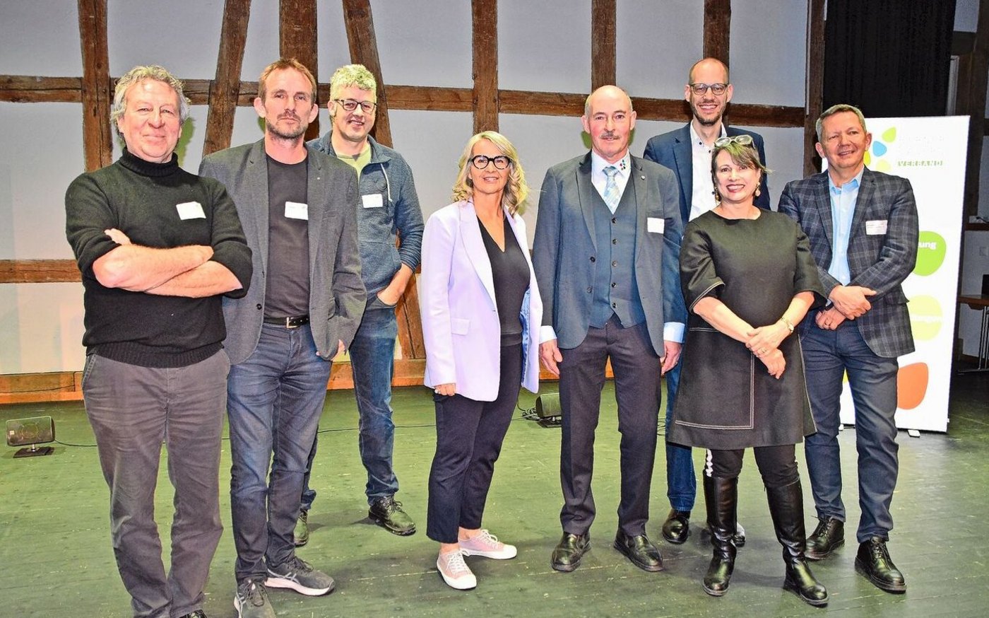 Jürg Iseli (4. v. r.), Präsident der Berner Bauern, mit den Teilnehmern und der Moderatorin der Podiumsdiskussion (v. l. n. r.): Andreas Stalder, Urs Haslebacher, Beat Gerber, Sonja Hasler, Hansjürg Jäger, Babette Sigg Frank und Reto Sopranetti. 