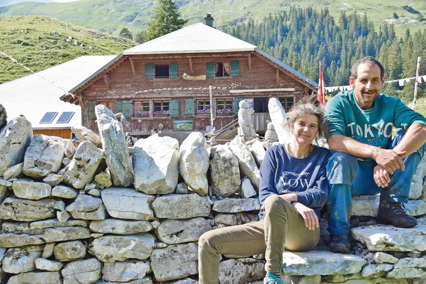 Nicole und Elmar Feyer gehen dieses Jahr schon das 22. Mal auf die Alp. In all den Jahren haben sie auch die Alphütte immer wieder eigenhändig «modernisiert». (Bilder Peter Fankhauser)