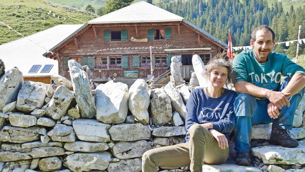 Nicole und Elmar Feyer gehen dieses Jahr schon das 22. Mal auf die Alp. In all den Jahren haben sie auch die Alphütte immer wieder eigenhändig «modernisiert». (Bilder Peter Fankhauser)