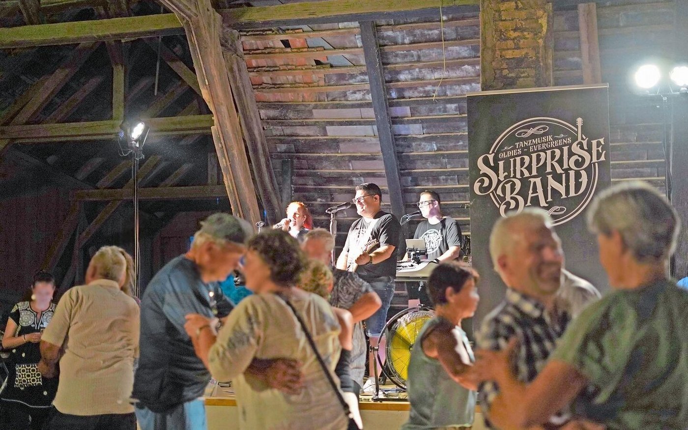 Nach dem Speed-Dating kamen zusätzliche Gäste. Die «Surprise Band» sorgte mit Live-Musik für Stimmung und die Tanzfläche füllte sich.