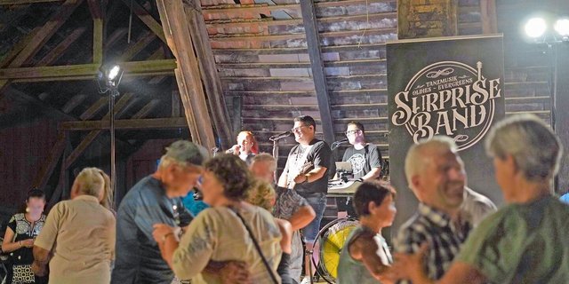 Nach dem Speed-Dating kamen zusätzliche Gäste. Die «Surprise Band» sorgte mit Live-Musik für Stimmung und die Tanzfläche füllte sich.