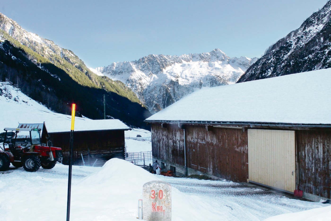 Blick in die herrliche Bergwelt am Sustenpass vom  Stall der Familie Baumann aus.