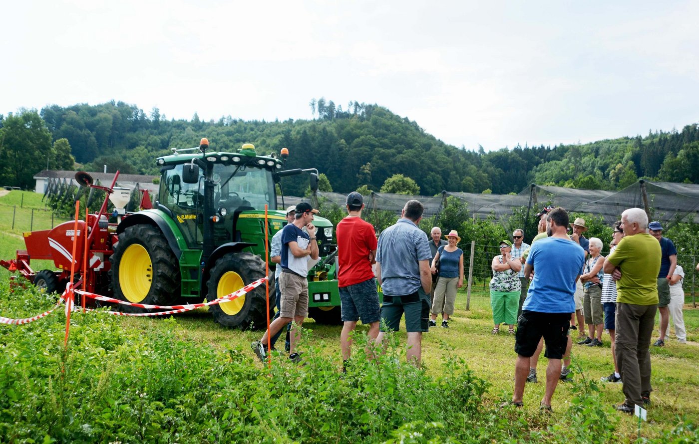 Eine überschaubar, aber interessierte Gruppe wollte mehr wissen, was es braucht, bis Kartoffeln zu Rösti, Chips oder Pommes Frites verarbeitet werden können.