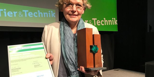Christine Bühler mit ihrer Trophäe, dem Agro-Star Suisse. (Bild akr)