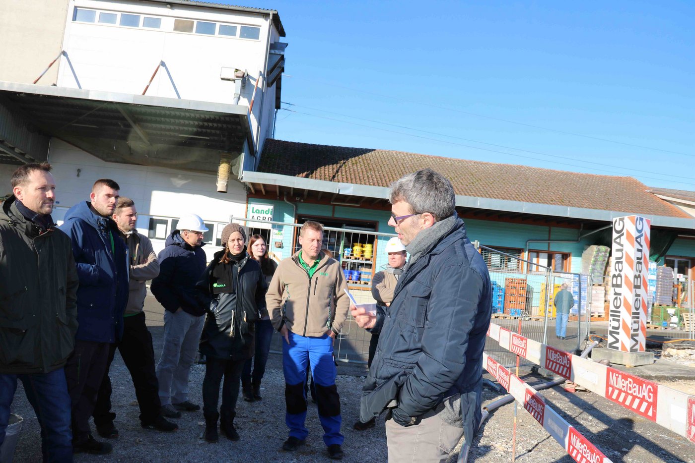 Beat Gisin (rechts), Vorsitzender Geschäftsleitung Landi Reba, begrüsste die geladenen Gäste zur Tankversenkung, dies quasi als Spatenstich für den Neubau. 
