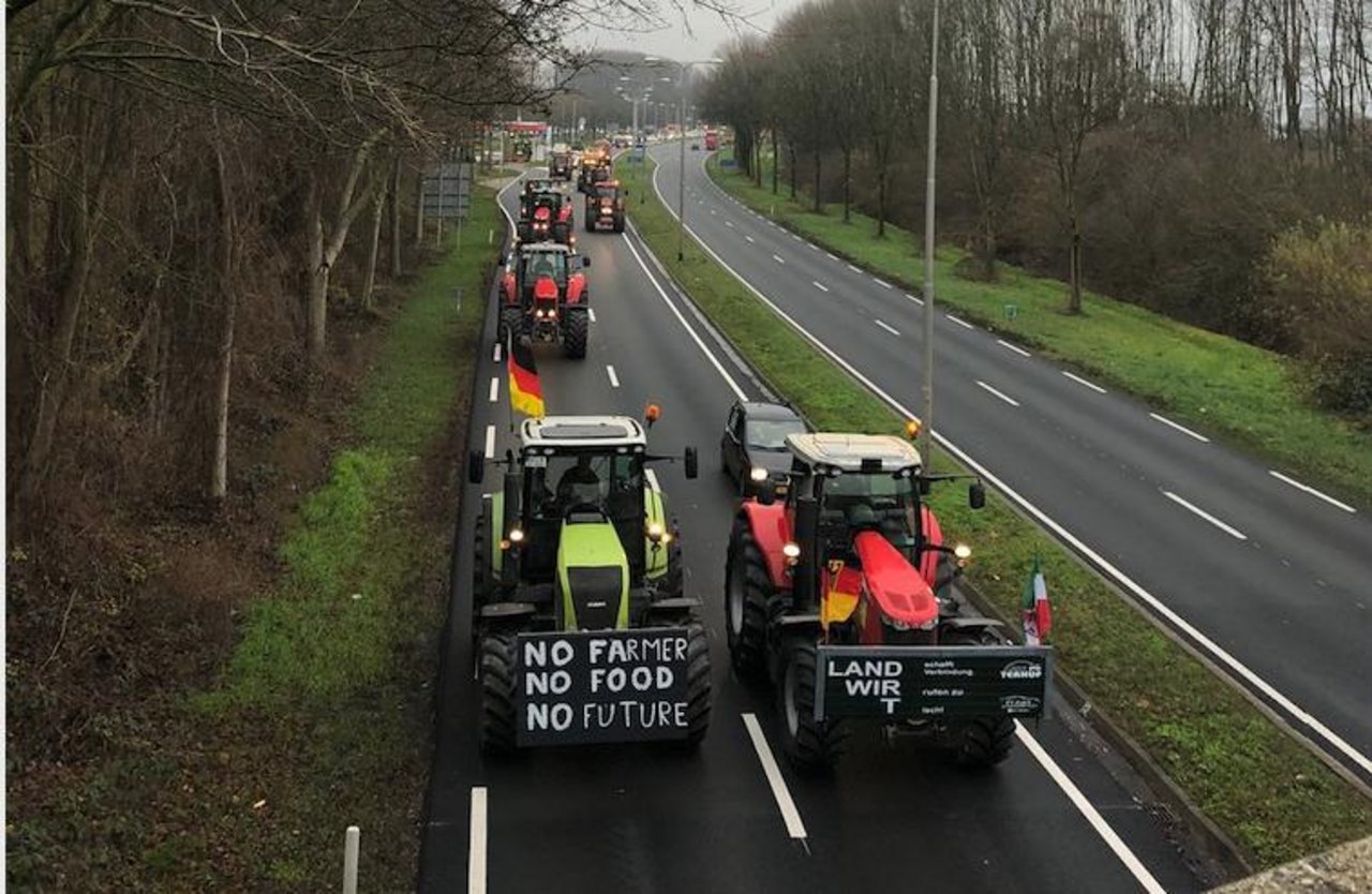 Giovane Moura schreibt auf Twitter zu diesem Bild, dass sich deutsche und niederländische Bauern auf der Autobahn auf den Weg machen. (Bild Giovane Moura/Twitter)