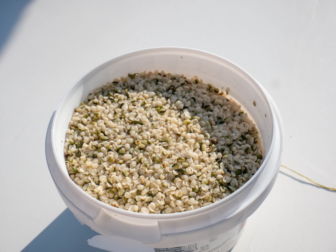 Die geschälten Hanfkörner – als Hanfnüsschen bezeichnet – enthalten ausserordentlich viele Proteine.