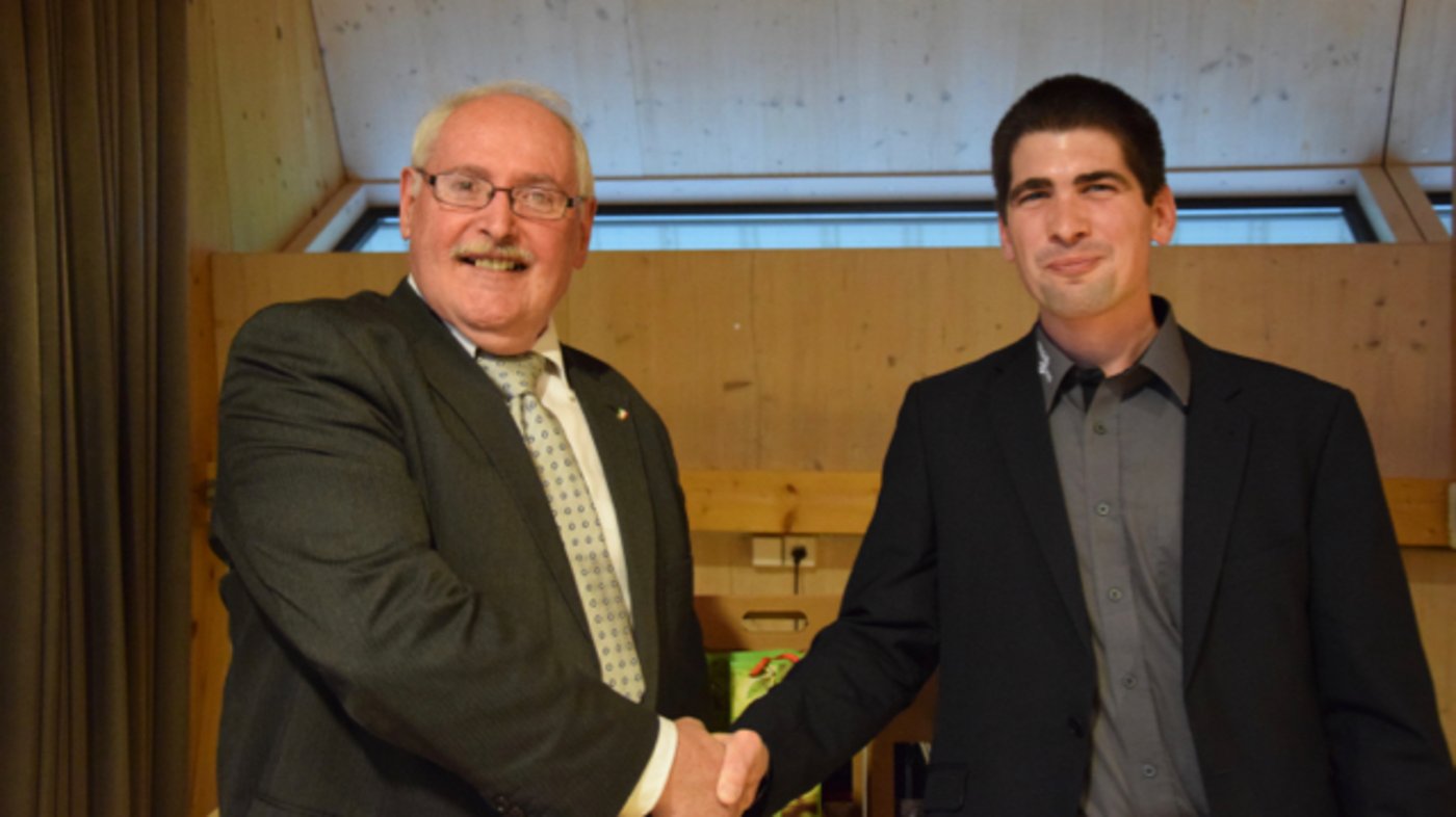 Ein Händedruck für den neuen vom scheidenden Präsidenten: Walter Willener (links) geht, Loïc Bardet übernimmt. (Bild jw)