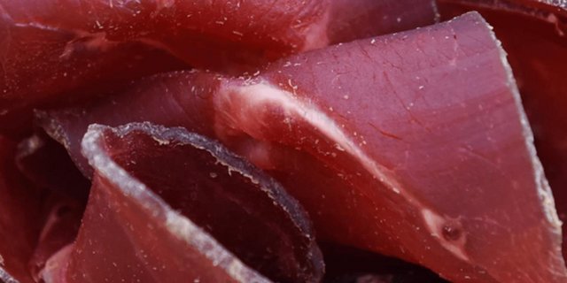 Je nach Hersteller kann im traditionellen Urner Trockenfleisch unterschiedliches Fleisch zum Einsatz kommen. (Bild Screenshot tigerts.ch)