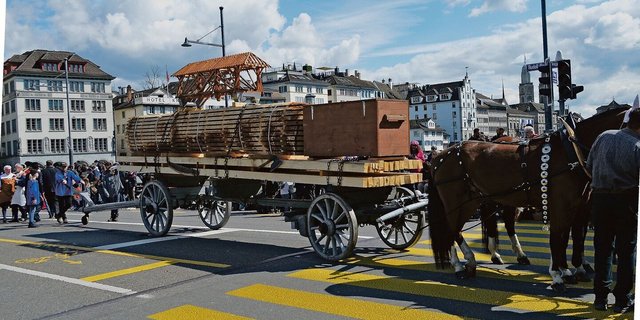 Der Langholztransport der Zunft zur Zimmerleuten muss vom Boden aus bedient werden. Es gibt keinen Bock, auf dem der Fuhrmann Platz nehmen kann. Während Willy Birrer die Stangenpferde führte, nahm seine Frau Martina die vorderen Pferde ans Leitseil. 