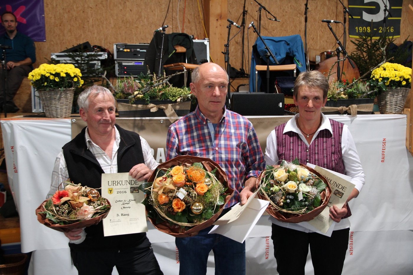 (V. l. n. r.): Im dritten Rang Klaus Kempf, Oberalp, Sieger Gallus Schmid-Stadler, Urwängi, im zweiten Rang Ida Gisler-Imhof, Alplen-Oberstafel. (Bild Monika Muther)