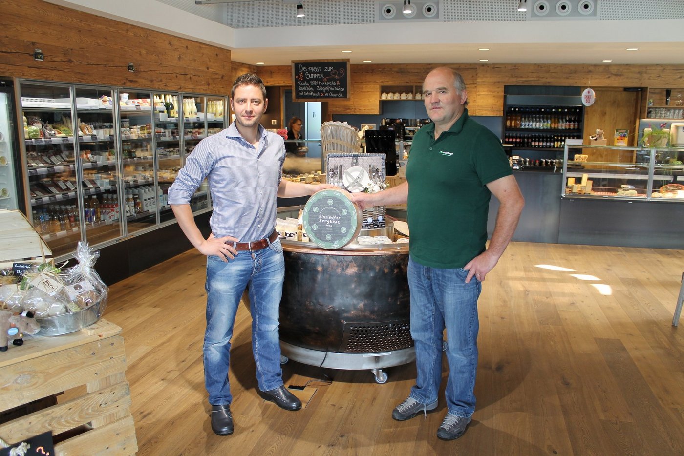 Geschäftsführer Rene Schönbächler (li) und VR-Präsident Hans Ruhstaller dürfen auf ein intensives erstes Jahr der Manufaktur im neuen Betriebsgebäude zurückblicken. (Bilder Reto Betschart)