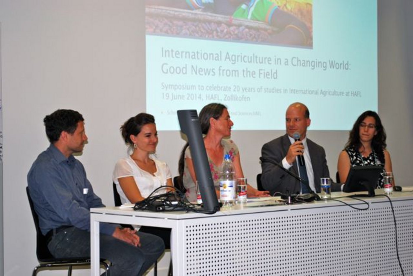 Podiumsdiskussion mit Markus Bürli (DEZA), Madeleine Kaufmann (HAFL), Karin Zbinden (HAFL), Reto Gerber (World Vision) und einer Vertretung aus dem privaten Sektor (v.l.n.r.). (Bild: Mélanie Feurer) 