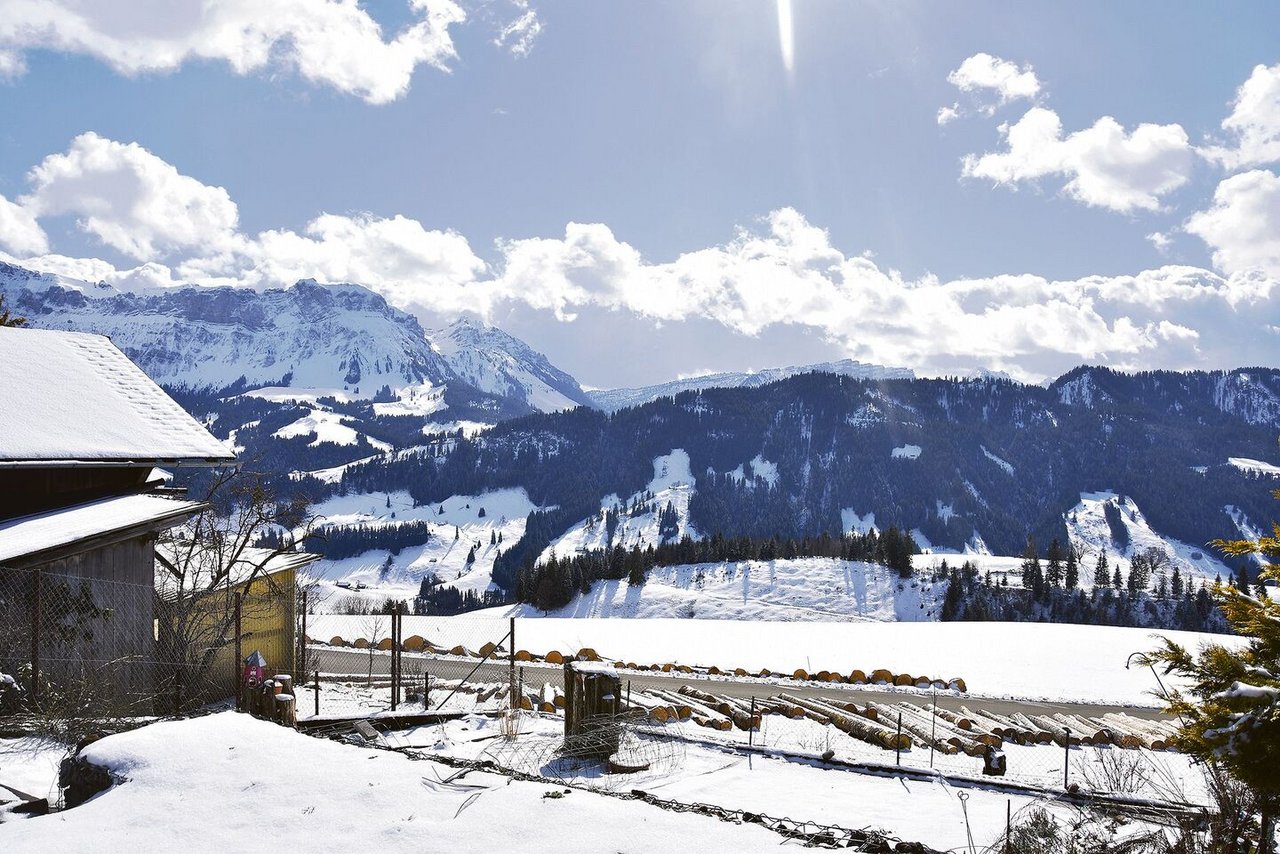 Das Panorama vor dem Haus bei Rebers ist gewaltig. Gegenüber liegt die Hohgant-Kette. 