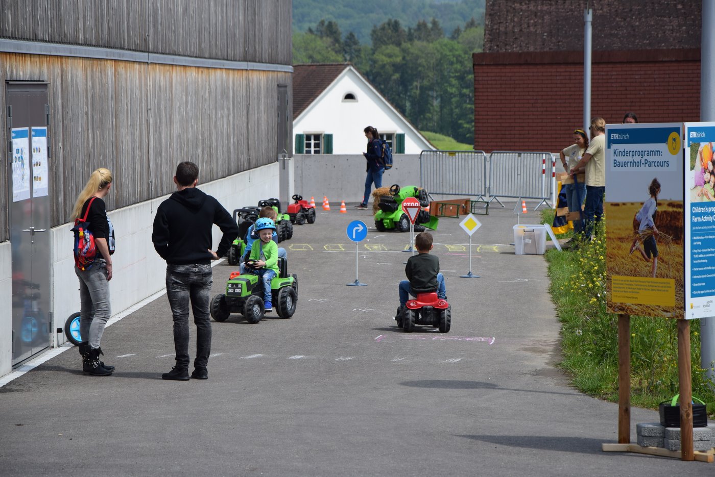 Auch für die Kleinen war gesorgt. Neben Traktorfahren bot auch ein Streichelzoo und eine Bastelecke für Spass und Freude. (Bild Katrin Erfurt)