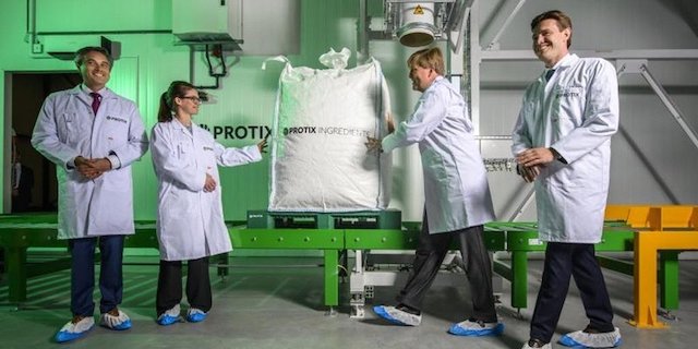  König Willem-Alexander bei der Eröffnung der modernsten Insektenfarm Europas. In der niederländischen Anlage des Unternehmens Protix sollen Insekten nach neuesten Verfahren als Tierfutter gezüchtet werden. (Bild DPA)