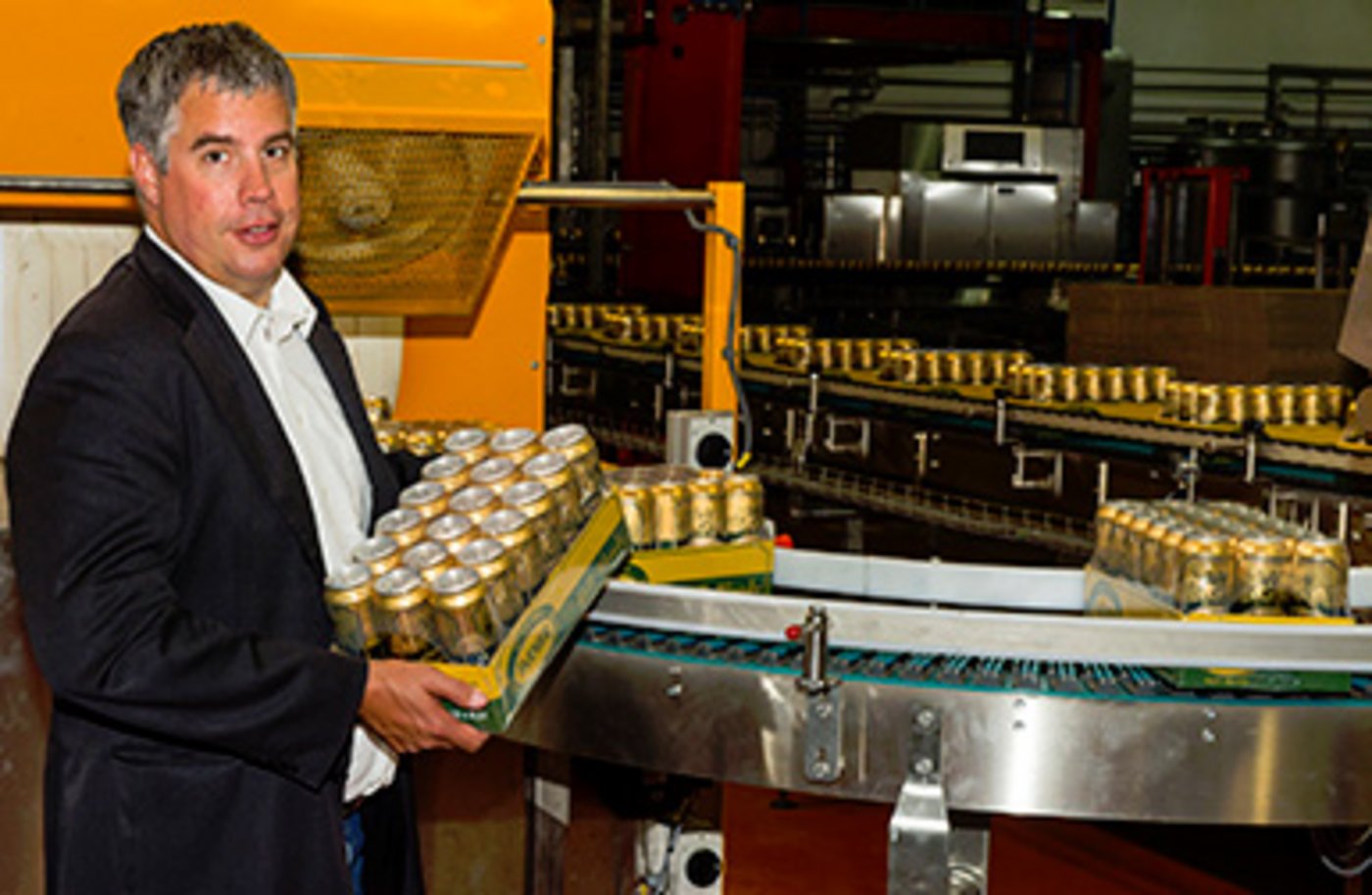 Ramseier-Chef Christian Consoni vor der neuen Dosenabfüllanlage in Hochdorf LU. (Bild: zvg)