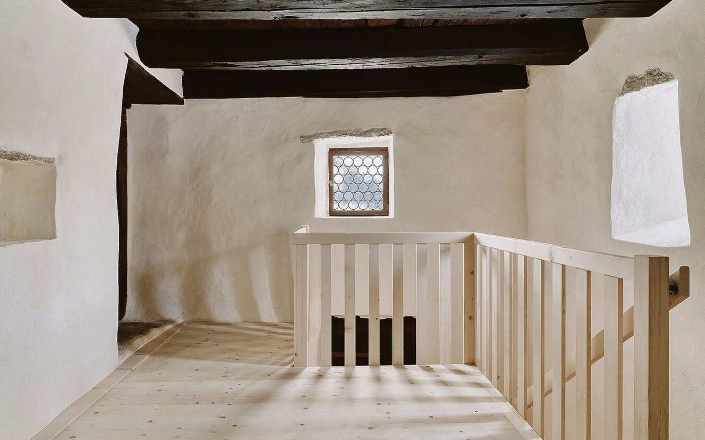 Der Turm wurde total restauriert und wird heute als Vorratsraum genutzt. Links vorne geht es vom Turm in die Küche.