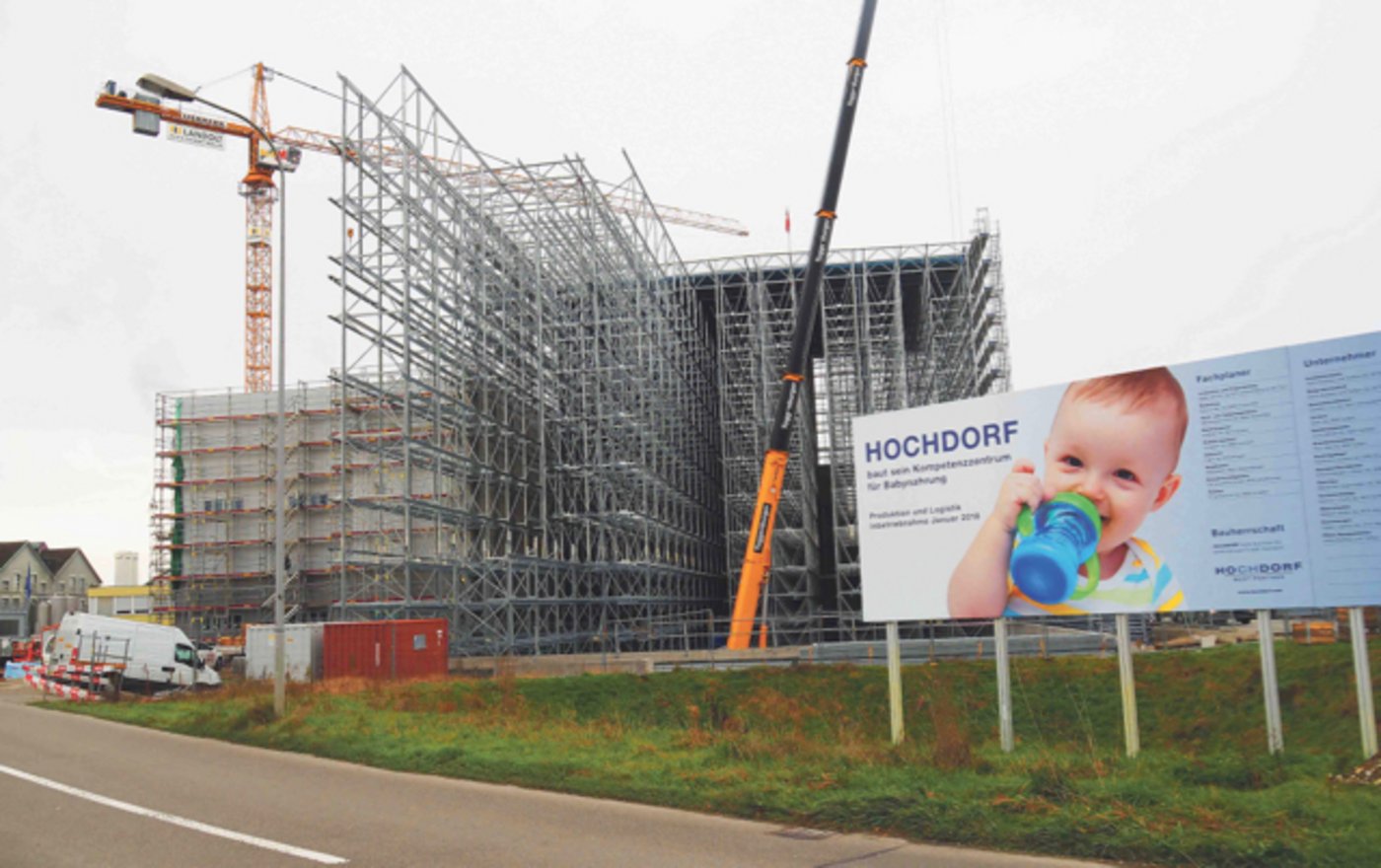 Die Situation an der Spitze der Hochdorf erinnert an eine Baustelle. Hier ein Bild aus Sulgen TG, wo der Milchverarbeiter sein Kompetenzzentrum für Babynahrung baut. (Bild Christian Weber)