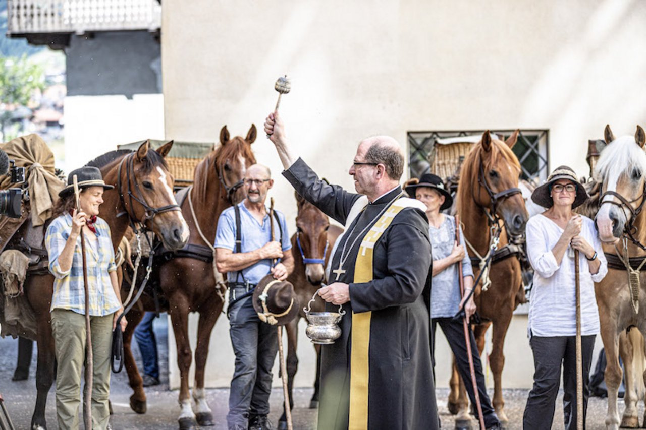 Abt Vigeli Monn segnet die Säumergruppe für ihre 7-tägige Reise an die «Fête des Vignerons» in Vevey.