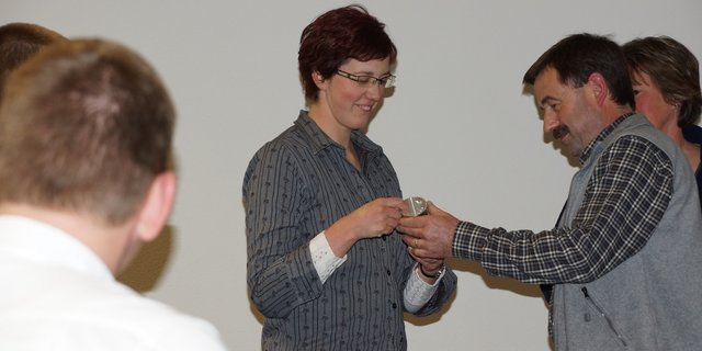 Anerkennung für die Züchter: Die Auszeichnungen für die Ziegenhalter übergab Kantonalpräsident Rudolf Rykart. (Bild Ruth Aerni)