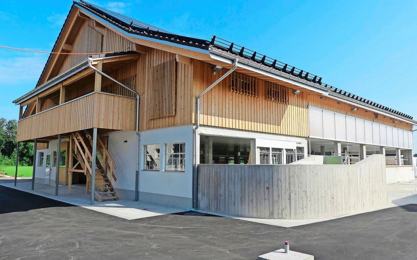 Der moderne Bau steht nicht nur schmuck in der Landschaft, sondern ist funktional, zweckmässig und tiergerecht.